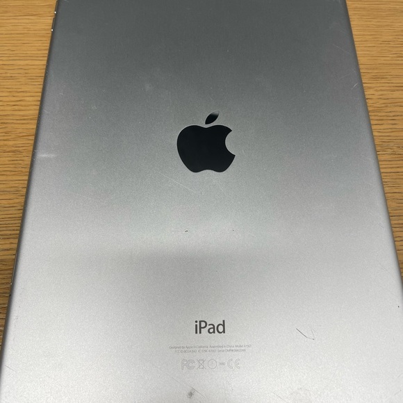 Apple iPad Air 2nd Generation 16GB in Silver cracked screen - Picture 5 of 7
